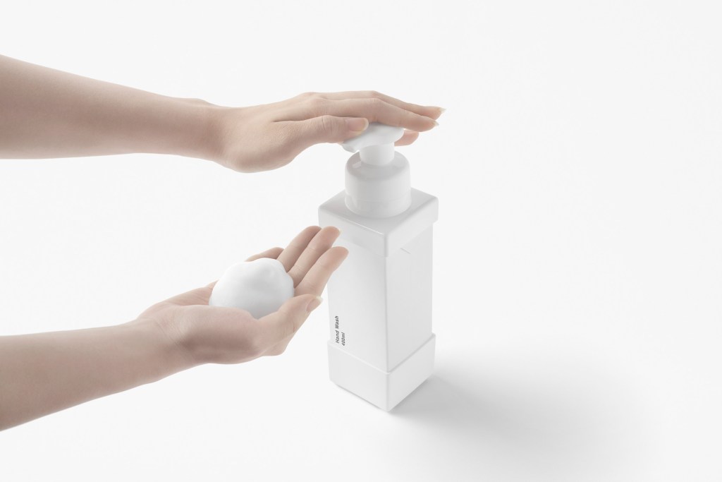 nendo-soap-dispensers-carton-and-pump-japan-design_dezeen_2364_col_4 dispensadores de sabonete líquido caixa de leite