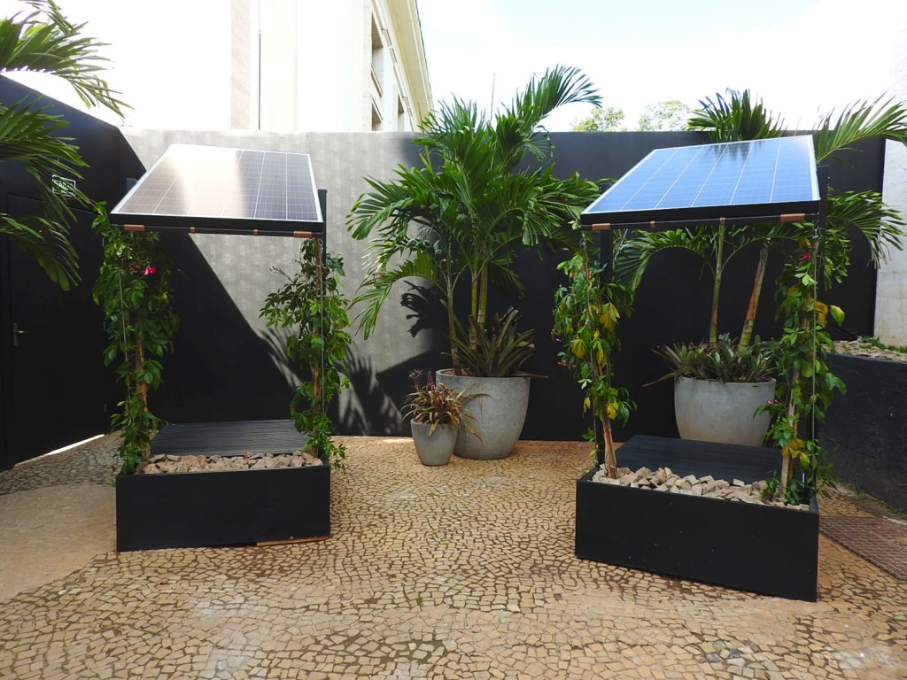 placa-solar-projeto projeto com placa solar acobertando as plantas