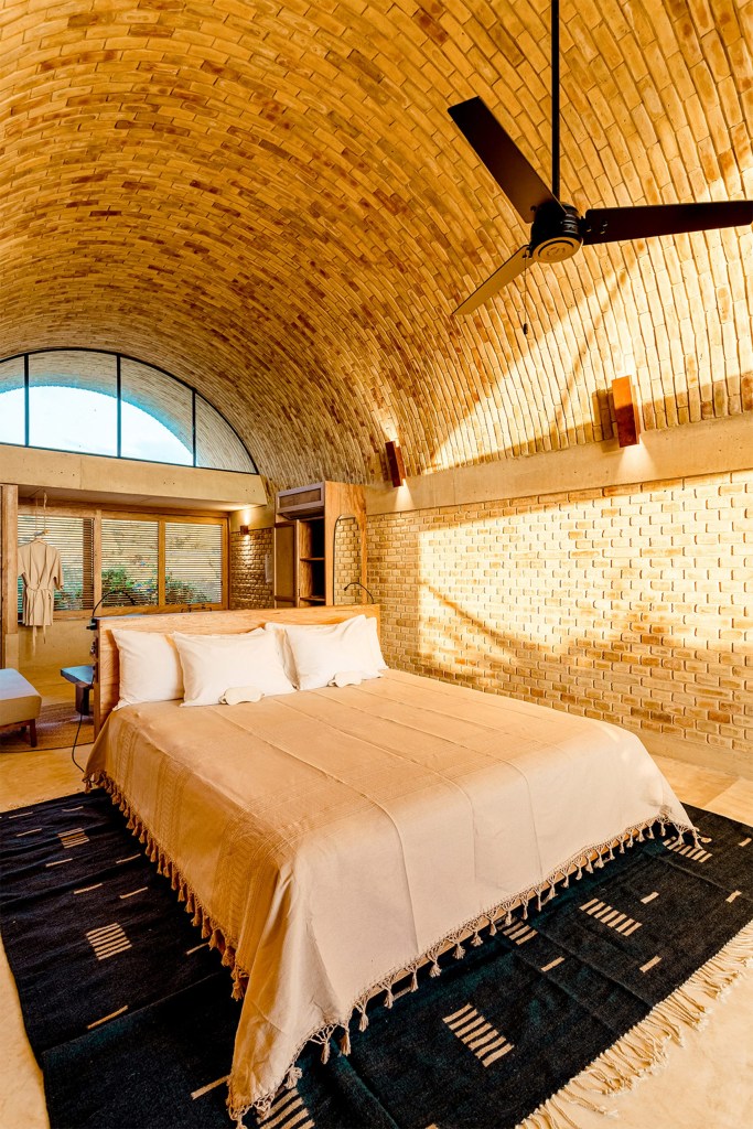 casona-sforza-resort-oaxaca-alberto-kalach-architecture_dezeen_2364_col_2-scaled quarto de casal no Hotel Boutique no México