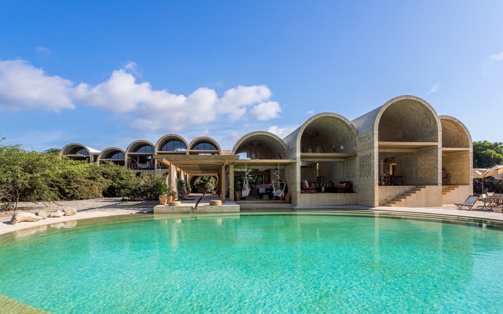 casona-sforza-resort-oaxaca-alberto-kalach-architecture_dezeen_2364_col_31 resort no méxico é feito com aros de tijolo