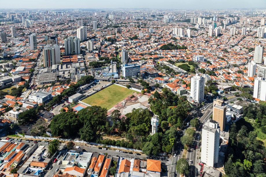 No reservatório SABESP Mooca, a proposta foi criar um parque que permitisse um diálogo entre os visitantes e as atividades de abastecimento, além de revitalizar os edifícios de operação para a proteção patrimonial.