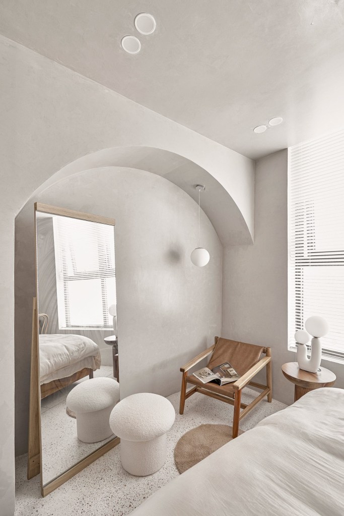 brown-box-house-limdim-house-studio-vietnam-interiors_dezeen_2364_col_1-scaled apartamento; decoração; arquitetura; vietna; paleta de cores claras;