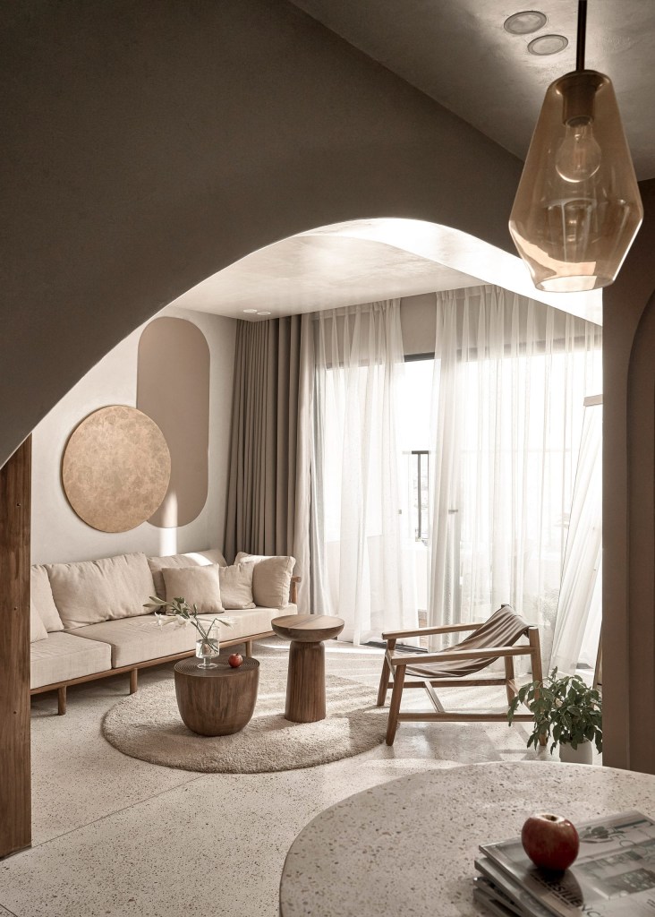 brown-box-house-limdim-house-studio-vietnam-interiors_dezeen_2364_col_12-scaled apartamento; decoração; arquitetura; vietna; paleta de cores claras;