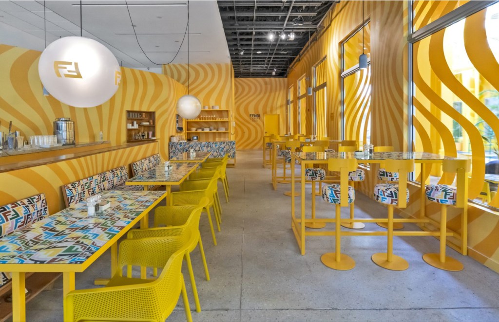 fendi-cafe-miami-maximalismo-cores cafe fendi miami amarelo cores maximalismo decoração restaurante colorido pintura psicodélico