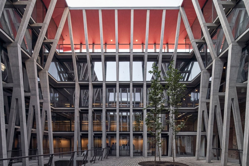 ministerio-da-cultura-chile Pilares de concreto separam ambientes e trazem toque contemporâneo para a reforma do Palácio Pereira