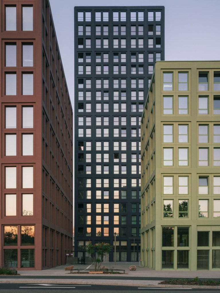 Prédio em tons pasteis localizado na França por Lan Architectures