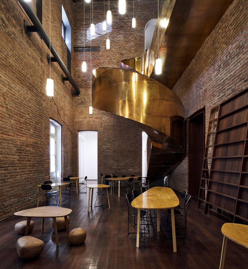 palacio-pereira-reformado-ministerio-da-cultura-chile Escada moderna em dourado para servir de ponte entre restaurante e escritórios no Palácio Pereira, nova sede do Ministério da Cultura do Chile
