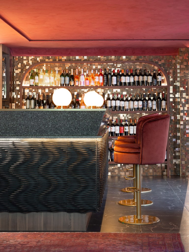 Wine Bar Pra lá de Marrakech – Alessandra Casagrande. Wine Bar Pra lá de Marrakech - Alessandra Casagrande. Ambiente da CASACOR Santa Catarina 2021.