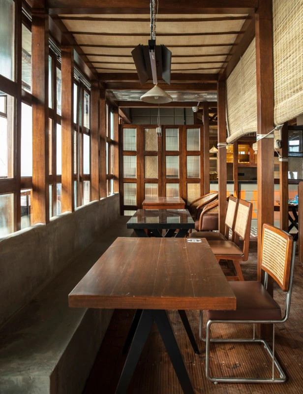 domus-Social-with-distancing-Renesa-Studio-10.jpg.foto.rmedium restaurante; india; pandemia; madeira; materiais naturais; rústico