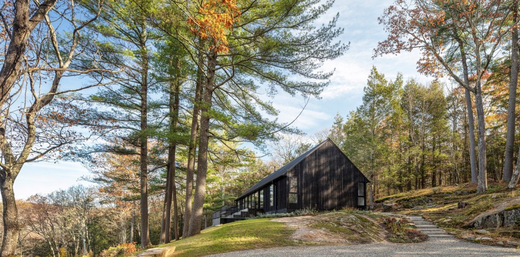ledge-house-desai-chia-architecture-cornwall-connecticut_dezeen_2364_col_3-2048×1014 casa de campo em Connecticut