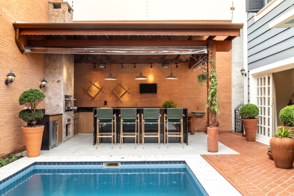 129 casa; são paulo; revitalizada; restaurada; arquitetura; decoração; cor azul de parede; cozinha colorida; madeira