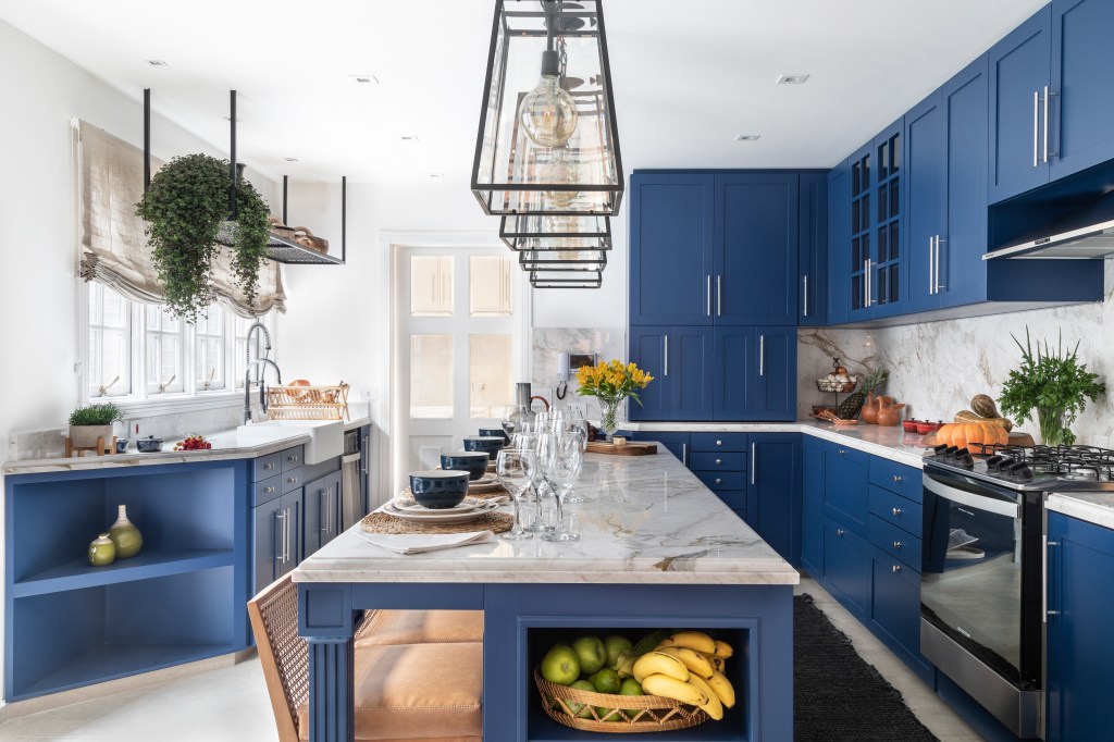 143 casa; são paulo; revitalizada; restaurada; arquitetura; decoração; cor azul de parede; cozinha colorida; madeira