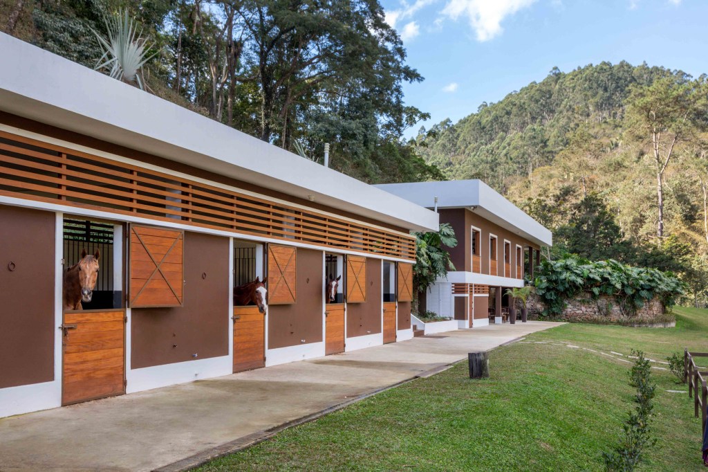 190729 CASA HARAS-001 casa; serra; mauricio nobrega; cocheira; marrom; arquitetura; construção;