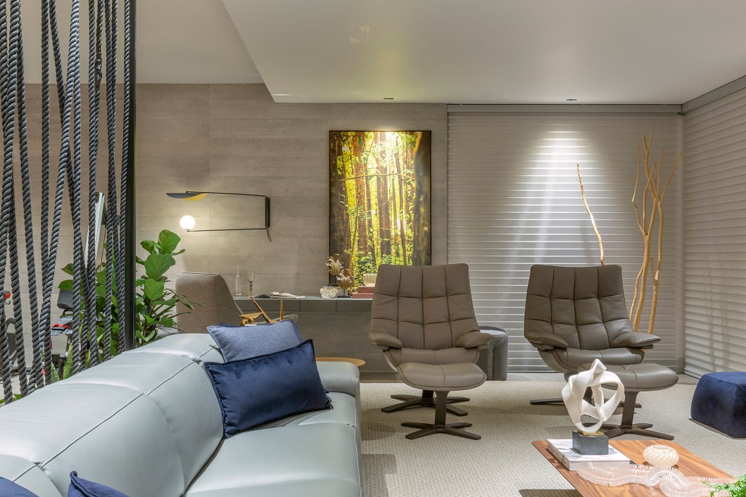 Adriane Conti - Studio do Esportista. Em um momento em que o mundo repensa o morar, a profissional apresenta um ambiente multifuncional que une relaxamento (home theater), trabalho (home office) e lazer (varanda gourmet). Inspirado em galpões americanos, o espaço emprega piso de madeira reutilizável, divisórias com cordas navais utilizadas por alpinistas e equipamentos de exercícios, criando a morada ideal para os apaixonados por esporte. O estúdio de 104 m² é prático e dinâmico, assim como todo esportista deve ser. Adriane Conti - Studio do Esportista. Em um momento em que o mundo repensa o morar, a profissional apresenta um ambiente multifuncional que une relaxamento (home theater), trabalho (home office) e lazer (varanda gourmet). Inspirado em galpões americanos, o espaço emprega piso de madeira reutilizável, divisórias com cordas navais utilizadas por alpinistas e equipamentos de exercícios, criando a morada ideal para os apaixonados por esporte. O estúdio de 104 m² é prático e dinâmico, assim como todo esportista deve ser.