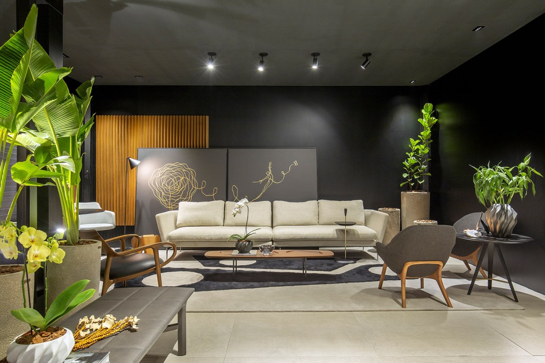 Allon Trevisan - Recepção e Lounge. O espaço cosmopolita de 54 m² tem uma pegada jovem e com referências urbanas. O projeto possui traços lineares e permeia por tons neutros e sóbrios. A tecnologia aparece na iluminação embutida direcionável, no sistema de som e nos materiais da bancada. Todos esses elementos se somam ao mobiliário atemporal de designers brasileiros, como Jader Almeida, além da linha premium de mobiliário office para o atendimento da recepção. Allon Trevisan - Recepção e Lounge. O espaço cosmopolita de 54 m² tem uma pegada jovem e com referências urbanas. O projeto possui traços lineares e permeia por tons neutros e sóbrios. A tecnologia aparece na iluminação embutida direcionável, no sistema de som e nos materiais da bancada. Todos esses elementos se somam ao mobiliário atemporal de designers brasileiros, como Jader Almeida, além da linha premium de mobiliário office para o atendimento da recepção.