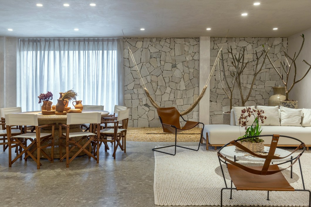 Anna Paula Melo - Ventura Casa Serena. Com 175 m², esta casa é um refúgio em meio ao caos urbano: as cores claras, a textura natural das paredes e a rusticidade da pedra unidas à presença do verde nos vasos do espaço criam um ambiente acolhedor e tranquilizante. O uso cuidadoso da luz proporciona e demarca espaços distintos, dando destaque às peças favoritas de mobiliário e à arte. Um último toque contemporâneo é proporcionado pelo desenho orgânico dos armários. Anna Paula Melo - Ventura Casa Serena. Com 175 m², esta casa é um refúgio em meio ao caos urbano: as cores claras, a textura natural das paredes e a rusticidade da pedra unidas à presença do verde nos vasos do espaço criam um ambiente acolhedor e tranquilizante. O uso cuidadoso da luz proporciona e demarca espaços distintos, dando destaque às peças favoritas de mobiliário e à arte. Um último toque contemporâneo é proporcionado pelo desenho orgânico dos armários.