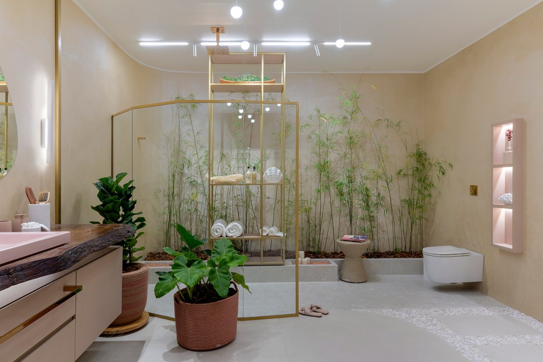 Bruna Borges Duarte e Nathália Weber - Banheiro de Menina. Com 19,5 m², este ambiente foi pensado para uma menina que está passando pela fase de transformação e logo se tornará uma mulher - a transição é representada pelos contrastes na decoração. A paleta de cores composta por tons claros compõe com os metais dourados dos vidros coloridos e com a natureza. O espaço também é marcado pela disparidade entre o fluido, ao explorar o vidro e o concreto, e a madeira, as cordas naturais e as pedras. Bruna Borges Duarte e Nathália Weber - Banheiro de Menina. Com 19,5 m², este ambiente foi pensado para uma menina que está passando pela fase de transformação e logo se tornará uma mulher - a transição é representada pelos contrastes na decoração. A paleta de cores composta por tons claros compõe com os metais dourados dos vidros coloridos e com a natureza. O espaço também é marcado pela disparidade entre o fluido, ao explorar o vidro e o concreto, e a madeira, as cordas naturais e as pedras.