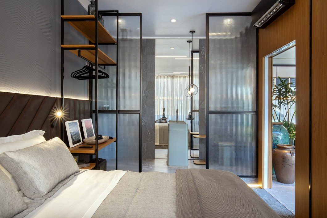 Chris Willon e Heloá Vaz - Hotel Modular. A proposta traz uma solução para atender a grande demanda do setor hoteleiro pós-pandemia: a dupla apresenta suítes intimistas, aconchegantes e multifuncionais. Os espaços são feitos a partir de conceitos da arquitetura modular, que proporciona um tempo mais curto de obra, a redução de resíduos e a possibilidade de relocação. Para criar uma atmosfera intimista, as arquitetas utilizaram materiais com texturas naturais como o linho, o couro e a madeira para trazer um conforto único. Chris Willon e Heloá Vaz - Hotel Modular. A proposta traz uma solução para atender a grande demanda do setor hoteleiro pós-pandemia: a dupla apresenta suítes intimistas, aconchegantes e multifuncionais. Os espaços são feitos a partir de conceitos da arquitetura modular, que proporciona um tempo mais curto de obra, a redução de resíduos e a possibilidade de relocação. Para criar uma atmosfera intimista, as arquitetas utilizaram materiais com texturas naturais como o linho, o couro e a madeira para trazer um conforto único.