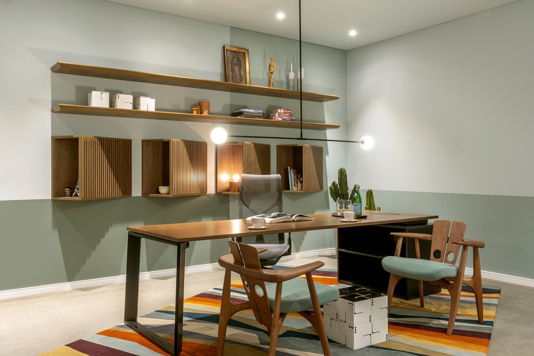 Felipe Félix - Home Office. O projeto de 38 m² surgiu com um conceito modular, em que o mobiliário e marcenaria são fáceis de se manejar e de se adaptar ao espaço, caso o usuário deseje alterar o layout. A iluminação foi pensada estrategicamente para acompanhar essa modificação. O cenário atual conduziu o ser humano a olhar para dentro de casa, valorizando mais o lar e cada canto que ele tem a oferecer. O arquiteto defende que, assim como na moda, as casas agora tendem a ser mais coloridas e alegres, alinhadas sempre ao conforto do mobiliário. Felipe Félix - Home Office. O projeto de 38 m² surgiu com um conceito modular, em que o mobiliário e marcenaria são fáceis de se manejar e de se adaptar ao espaço, caso o usuário deseje alterar o layout. A iluminação foi pensada estrategicamente para acompanhar essa modificação. O cenário atual conduziu o ser humano a olhar para dentro de casa, valorizando mais o lar e cada canto que ele tem a oferecer. O arquiteto defende que, assim como na moda, as casas agora tendem a ser mais coloridas e alegres, alinhadas sempre ao conforto do mobiliário.