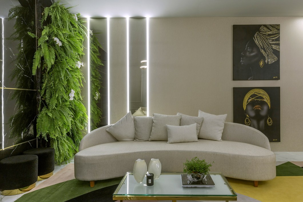 Giselle Carvalho - Loft Home Luxo. Estreando na mostra, a arquiteta apresenta a proposta de uma sala de estar e jantar integrada que ocupa 43 m² e evidencia a possibilidade de criar ambientes de luxo em espaços medianos. O projeto contemporâneo e sofisticado é repleto de linhas restas e curvas. O metal gold remete ao design industrial e compõe com tecidos, madeira e espelhos. Destaque para o porcelanato utilizado para compor o mosaico utilizado como elemento de fundo. Giselle Carvalho - Loft Home Luxo. Estreando na mostra, a arquiteta apresenta a proposta de uma sala de estar e jantar integrada que ocupa 43 m² e evidencia a possibilidade de criar ambientes de luxo em espaços medianos. O projeto contemporâneo e sofisticado é repleto de linhas restas e curvas. O metal gold remete ao design industrial e compõe com tecidos, madeira e espelhos. Destaque para o porcelanato utilizado para compor o mosaico utilizado como elemento de fundo.