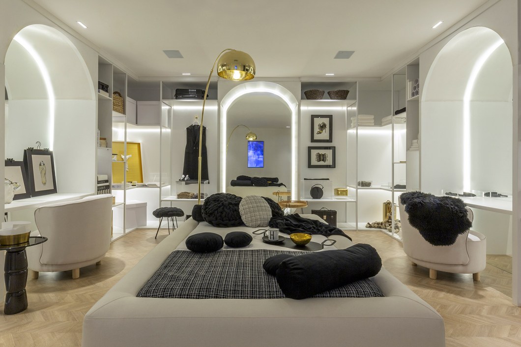 Larissa Leite - Quarto Closet. Idealizado para uma jovem de 20 anos, o projeto de 40 m² cria um espaço multifuncional atemporal para uma moradora que é artista, fashionista, viajante, minimal e singular. O clima intimista e aconchegante se dá pelo uso do piso de madeira e pela iluminação indireta nos arcos. Destaque para as artes plásticas e visuais assinadas por Lívia Rizzo, que utiliza o formato do louva-deus em desenhos na parede e interage com outros componentes do espaço, como as roupas e os acessórios do closet. Larissa Leite - Quarto Closet. Idealizado para uma jovem de 20 anos, o projeto de 40 m² cria um espaço multifuncional atemporal para uma moradora que é artista, fashionista, viajante, minimal e singular. O clima intimista e aconchegante se dá pelo uso do piso de madeira e pela iluminação indireta nos arcos. Destaque para as artes plásticas e visuais assinadas por Lívia Rizzo, que utiliza o formato do louva-deus em desenhos na parede e interage com outros componentes do espaço, como as roupas e os acessórios do closet.