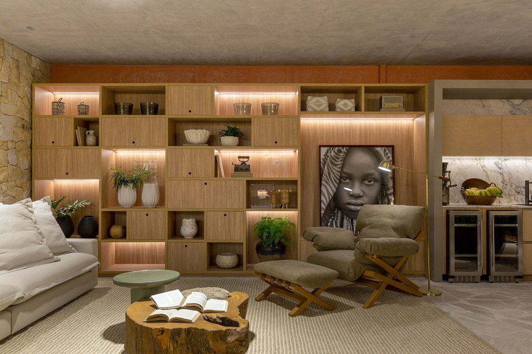 Mariana Mendonça e Shoraya Canedo - Casa de Raiz. O projeto de 120 m² propõe um resgate das memórias dos momentos vividos na casa de familiares durante a infância. O piso de pedra remete aos lares antigos e as paredes pintadas que parecem gastas com o tempo lembram a atemporalidade da casa de mãe. No paisagismo, as plantas rememoram o quintal de avó, a jabuticabeira e a bananeira representa o pomar e as ervas aromáticas, temperos e pimentas, fazem alusão à família reunida nos almoços de domingo. Mariana Mendonça e Shoraya Canedo - Casa de Raiz. O projeto de 120 m² propõe um resgate das memórias dos momentos vividos na casa de familiares durante a infância. O piso de pedra remete aos lares antigos e as paredes pintadas que parecem gastas com o tempo lembram a atemporalidade da casa de mãe. No paisagismo, as plantas rememoram o quintal de avó, a jabuticabeira e a bananeira representa o pomar e as ervas aromáticas, temperos e pimentas, fazem alusão à família reunida nos almoços de domingo.