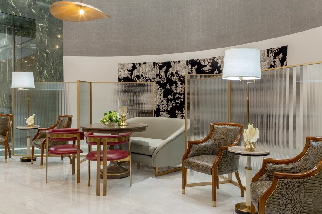 Milena Niemeyer - Lounge Vitrine Flamboyant. Concebido para ser um marco de boas-vindas para os visitantes da mostra e do Shopping Flamboyant, o ambiente é composto por um centro circular de bate-papos, descanso e apoio para conexão. O projeto seguiu a identidade coorporativa do entorno, com tons de vermelho, verde, branco e bege. O mobiliário revestido em couro permite a higienização adequada e as divisórias douradas com vidro canelado garantem a privacidade visual e o distanciamento entre as pessoas. Milena Niemeyer - Lounge Vitrine Flamboyant. Concebido para ser um marco de boas-vindas para os visitantes da mostra e do Shopping Flamboyant, o ambiente é composto por um centro circular de bate-papos, descanso e apoio para conexão. O projeto seguiu a identidade coorporativa do entorno, com tons de vermelho, verde, branco e bege. O mobiliário revestido em couro permite a higienização adequada e as divisórias douradas com vidro canelado garantem a privacidade visual e o distanciamento entre as pessoas.