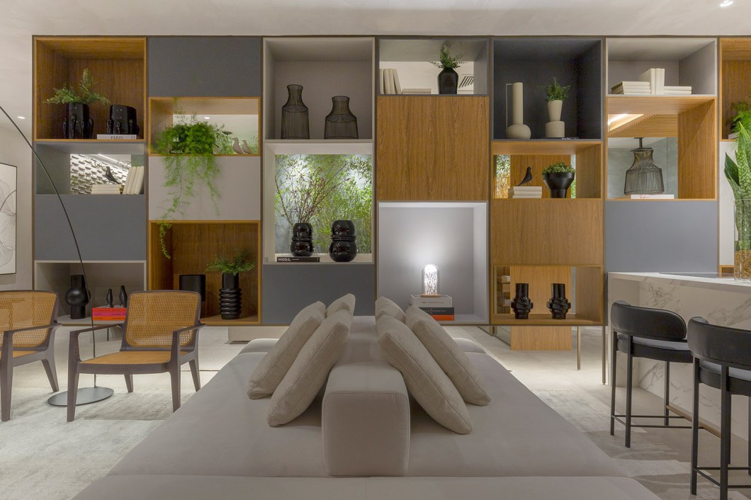 Natalia Veloso - Loft Origami. Inspirado na arquitetura minimalista japonesa, o ambiente de 90 m² mescla materiais nobres e atemporais e um mobiliário contemporâneo com peças assinadas pelo designer Jader Almeida. Uma estante suspensa de 7,5 m se apresenta como a grande protagonista. Natalia Veloso - Loft Origami. Inspirado na arquitetura minimalista japonesa, o ambiente de 90 m² mescla materiais nobres e atemporais e um mobiliário contemporâneo com peças assinadas pelo designer Jader Almeida. Uma estante suspensa de 7,5 m se apresenta como a grande protagonista.