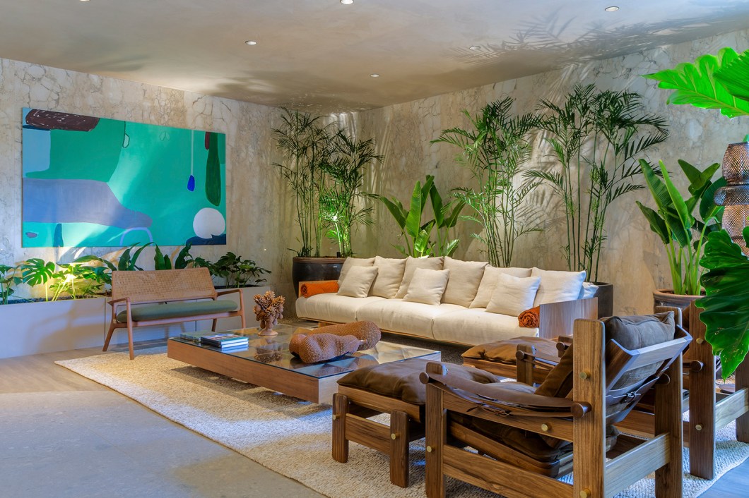Pedro Ernesto e Leandra Castro - Lounge Garden. Marcando a 18ª participação do arquiteto e urbanista e da designer de interiores, este ambiente foi pensado para ser um local para relaxar e se conectar ao verde. Com 117 m², une materiais naturais - como porcelanato, piso vinílico e mármore travertino - e peças brasileiras de design - em sua maioria do designer Jader Almeida -, às flores e folhas dispostas no local com o intuito de conceber um ar de leveza ao espaço. Pedro Ernesto e Leandra Castro - Lounge Garden. Marcando a 18ª participação do arquiteto e urbanista e da designer de interiores, este ambiente foi pensado para ser um local para relaxar e se conectar ao verde. Com 117 m², une materiais naturais - como porcelanato, piso vinílico e mármore travertino - e peças brasileiras de design - em sua maioria do designer Jader Almeida -, às flores e folhas dispostas no local com o intuito de conceber um ar de leveza ao espaço.