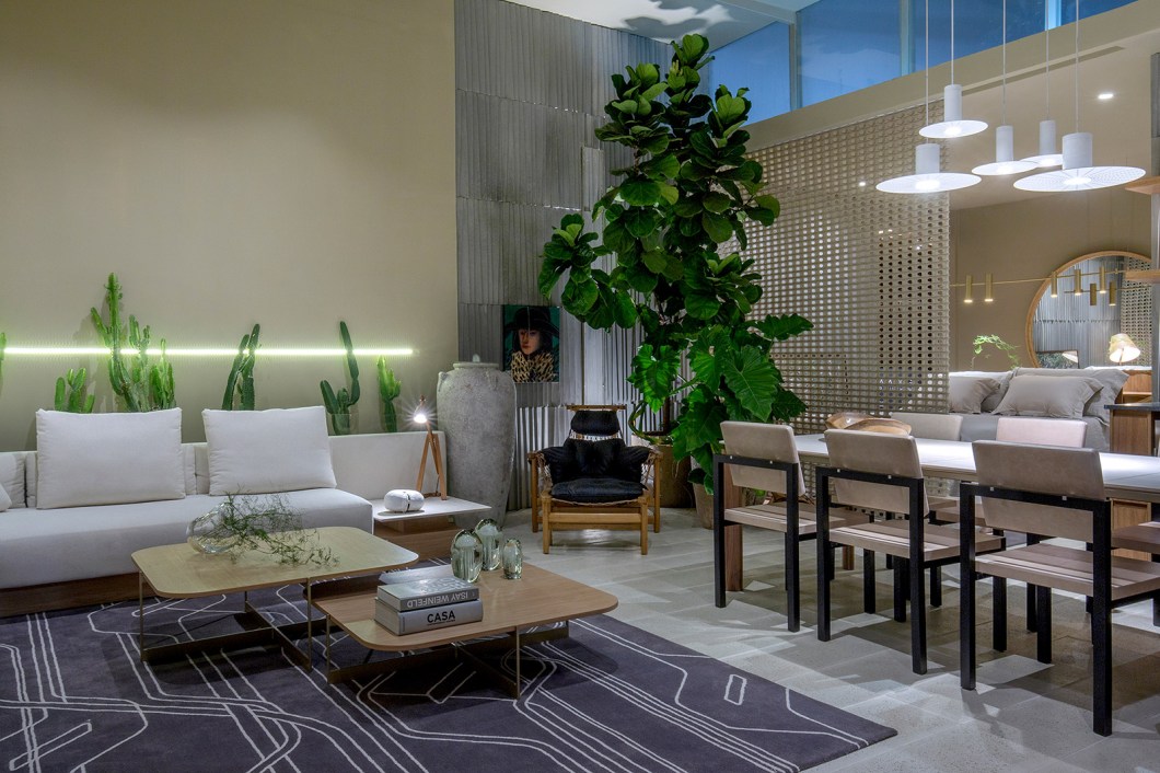 Thayssa Guerra - Studio da Empresária. O foco deste ambiente de 60 m² é muito claro: trazer para dentro de casa o que é vivido fora dela, principalmente o contato com a natureza. Para isso, a arquiteta escolheu o estilo Japandi, mesclou tons terrosos com o verde da folhagem das plantas e utilizou o piso cimentício ao propor uma conexão com o exterior. O espaço possui diversas obras de arte e peças de mobiliário confortáveis, com destaque para a poltrona Jangada do designer Jean Gillon. Thayssa Guerra - Studio da Empresária. O foco deste ambiente de 60 m² é muito claro: trazer para dentro de casa o que é vivido fora dela, principalmente o contato com a natureza. Para isso, a arquiteta escolheu o estilo Japandi, mesclou tons terrosos com o verde da folhagem das plantas e utilizou o piso cimentício ao propor uma conexão com o exterior. O espaço possui diversas obras de arte e peças de mobiliário confortáveis, com destaque para a poltrona Jangada do designer Jean Gillon.