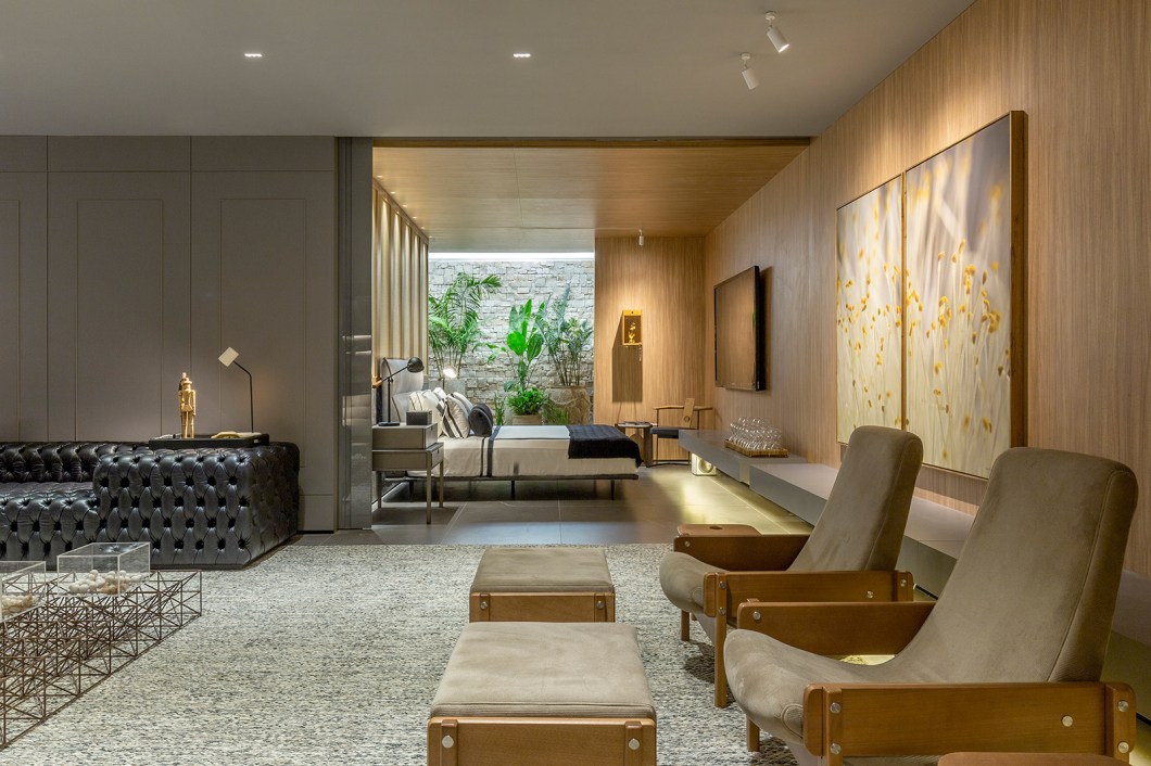 William Hanna - Casa Oggi. A concepção deste ambiente parte do pensamento de que o exagero do glamour deve ser trocado por uma identidade mais caseira, feita para pessoas reais. Os móveis de design, as obras de arte e os adornos usados nesse espaço proporcionam esse envolvimento e traduzem o sentimento de bem-estar e conforto. William Hanna - Casa Oggi. A concepção deste ambiente parte do pensamento de que o exagero do glamour deve ser trocado por uma identidade mais caseira, feita para pessoas reais. Os móveis de design, as obras de arte e os adornos usados nesse espaço proporcionam esse envolvimento e traduzem o sentimento de bem-estar e conforto.