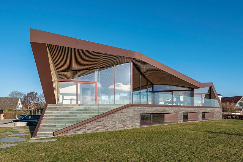 cebra-completes-danish-seaside-villa-with-sculptural-roof-1-610ce7b21fc37 Casa assinada pelo escritório CEBRA à beira do mar na Dinamarca