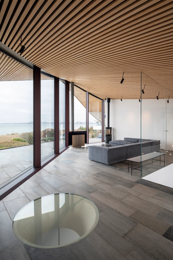 cebra-completes-danish-seaside-villa-with-sculptural-roof-12-610ce7b220025 Casa assinada pelo escritório CEBRA à beira do mar na Dinamarca