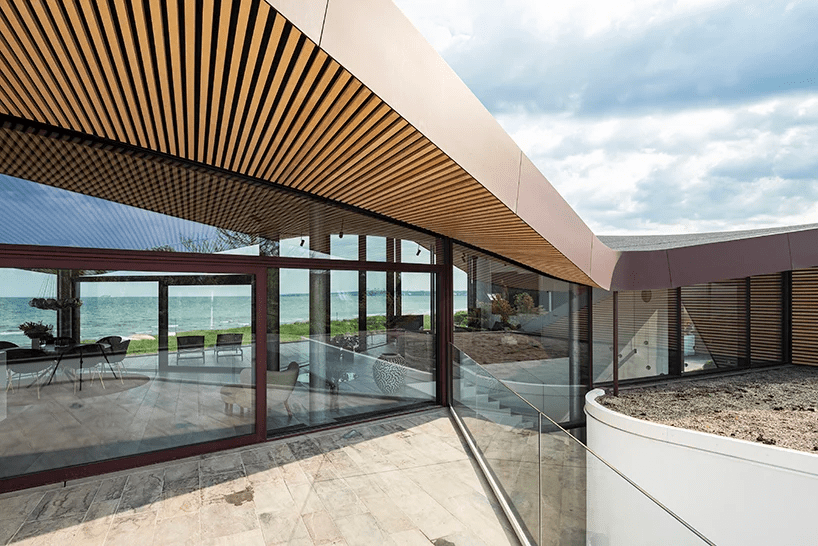 cebra-completes-danish-seaside-villa-with-sculptural-roof-9-610ce7b21ff41 Casa assinada pelo escritório CEBRA à beira do mar na Dinamarca