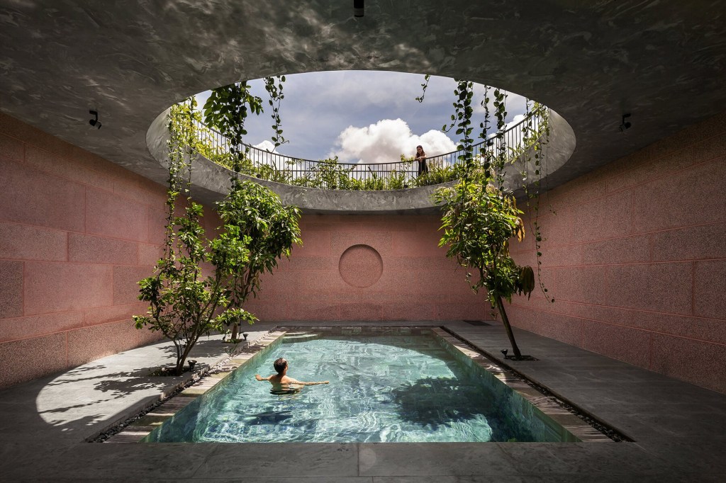 pink-house-23o5-studio-vietnam-designboom-1800 Casa Rosa com abertura circular no teto