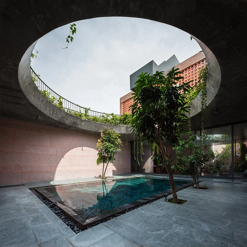 pink-house-23o5-studio-vietnam-designboom-1jpg Casa Rosa com abertura circular no teto