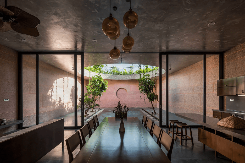 pink-house-23o5-studio-vietnam-designboom-21800 Casa Rosa com abertura circular no teto