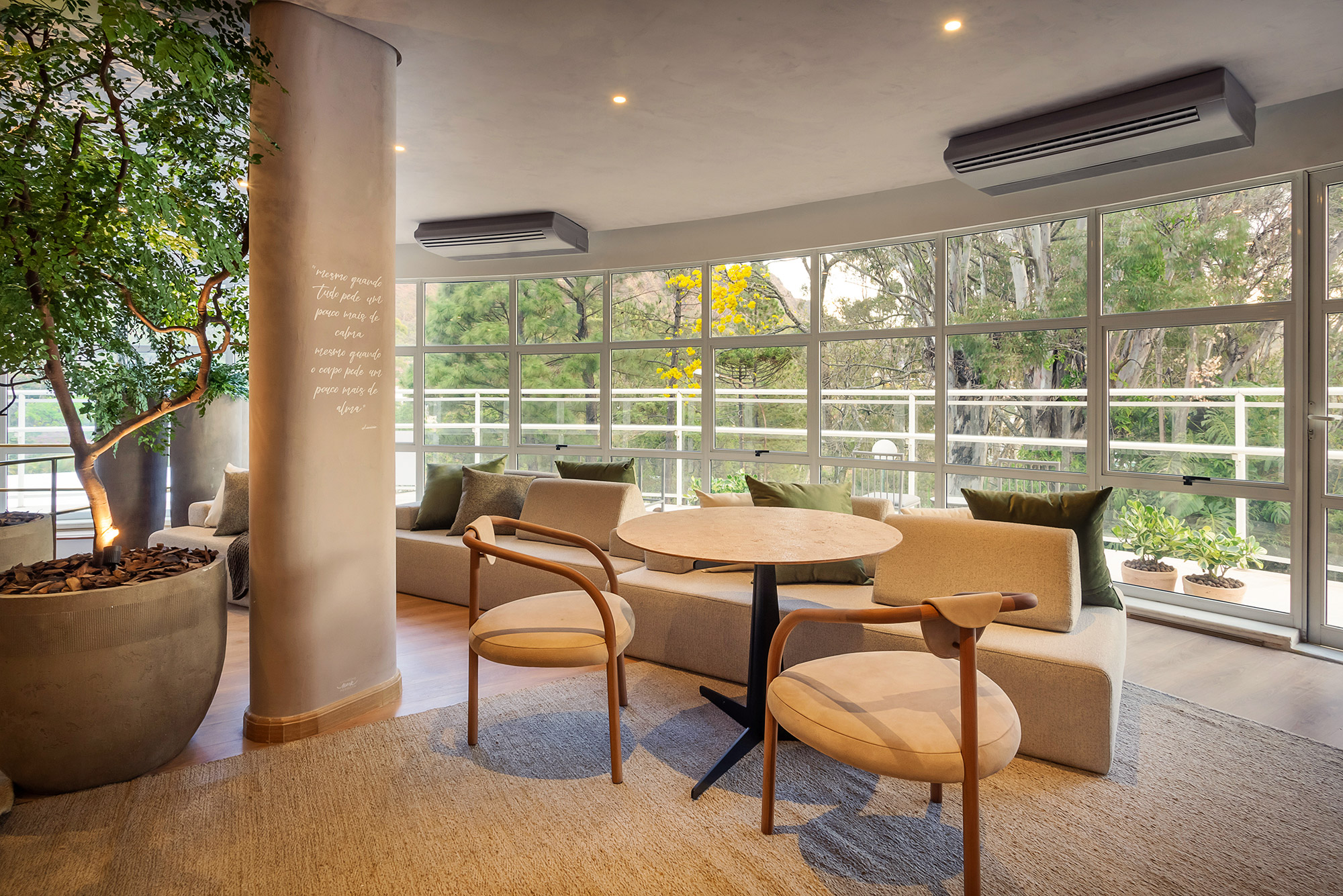 Ref&uacute;gio do Pal&aacute;cio Ana Livia Werdiny Jana&iacute;na Pacheco CASACOR Minas Gerais sala estar sof&aacute; curvo lareira mesa madeira plantas decora&ccedil;&atilde;o