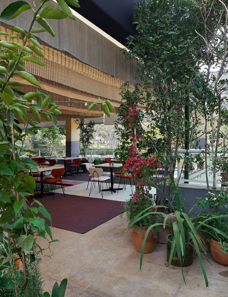 antonio-valladares-joana-hardy-tereza-do-prado-casa-tereze-restaurante-outland-al-mare-casacor-minas-gerais-2021-jomar-braganca Restaurante Outland “Al Mare” Antônio Valladares Joana Hardy Tereza do Prado Casa Tereze CASACOR Minas Gerais 202 cadeiras mesas sedas cerâmicas design arte
