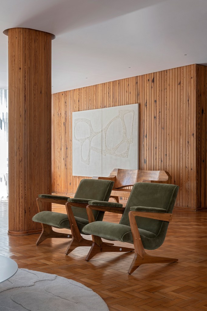 01juliana-lima-vasconcellos-sala-de-estar-jk-casacor-minas-gerais-2021-daniel-mansur Sala de Estar JK Juliana Lima VasconcellosCASACOR Minas Gerais 2021 design arte mangabeira madeira