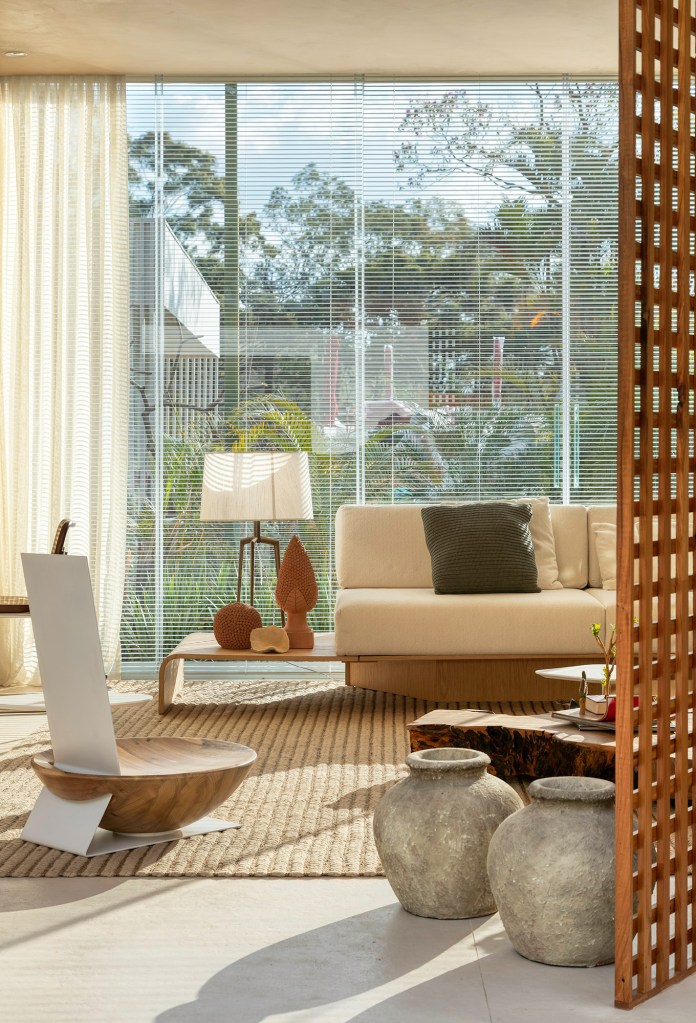 01- barbara-barbi-living-oasis-casacor-minas-gerais-2021-gustavo-xavier Living Oásis Bárbara Barbi CASACOR Minas Gerais 2021 sala de estar jardim muxarabi sofá madeira poltronas crochê tapeçaria decoração design