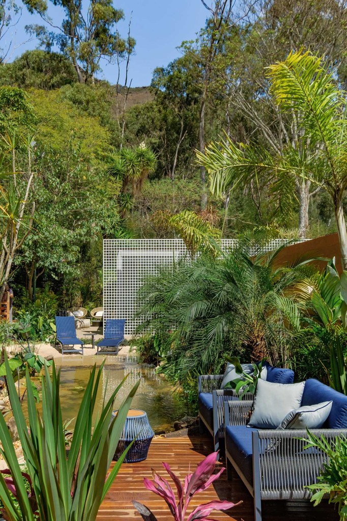 Horto Laguna Rafael Mineiro Natália Azevedo CASACOR Minas Gerais 2021 lago natural deque plantas tropicais poltronas jardim paisagismo