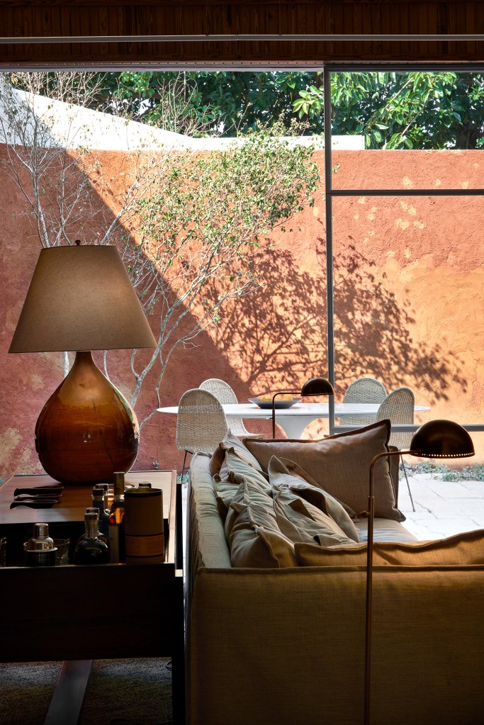 sala-de-estar-norah-fernandes-joao-ucho-casacor-minas-gerais-2021-jomar-braganca Sala de Estar Norah Fernandes João Uchoa CASACOR Minas Gerais 2021 lareira, sofá, poltronas quadros decor design