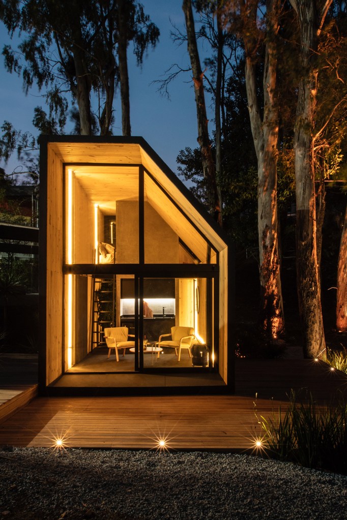 lucas-pereira-belizario-barbara-fonseca-souza-liga-arquitetura-casacor-minas-gerais-2021-luiza-ananias Cabana Soluções Usiminas Lucas Pereira Belizario Barbara Fonseca de Souza Liga Arquitetura CASACOR Minas Gerais 2021 modular pinus arquitetura