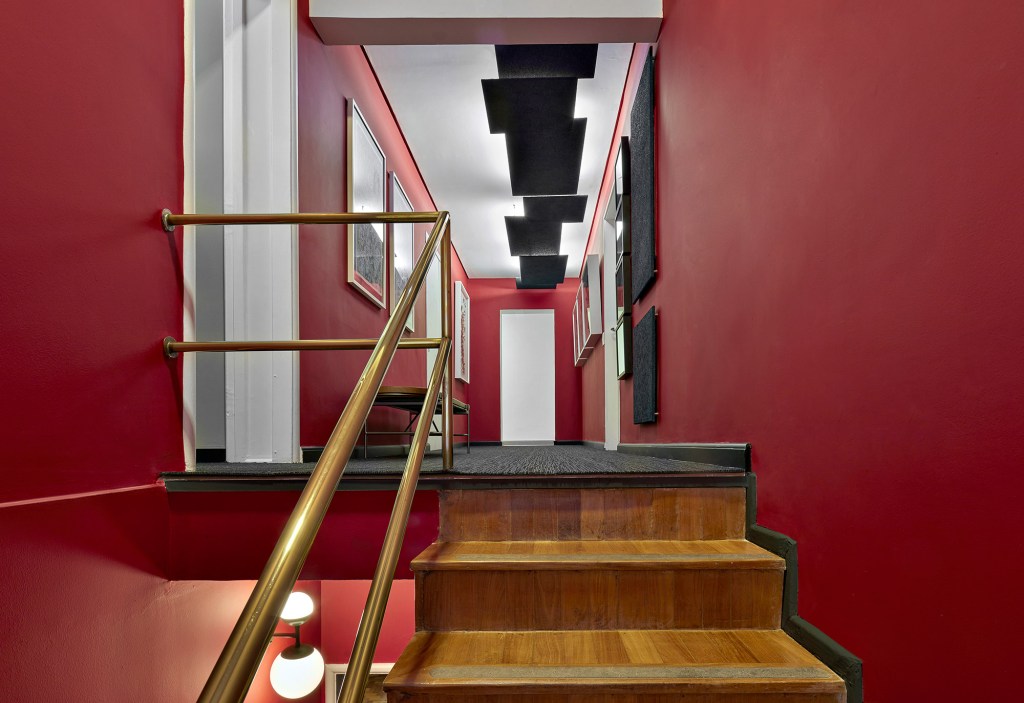 05- patricia-abreu-galeria-abreu-sala-de-imprensa-casacor-minas-gerais-jomar-braganca Galeria Abreu Sala de Imprensa Patricia Abreu CASACOR Minas Gerais 2021 corredor quadros desgin decoração