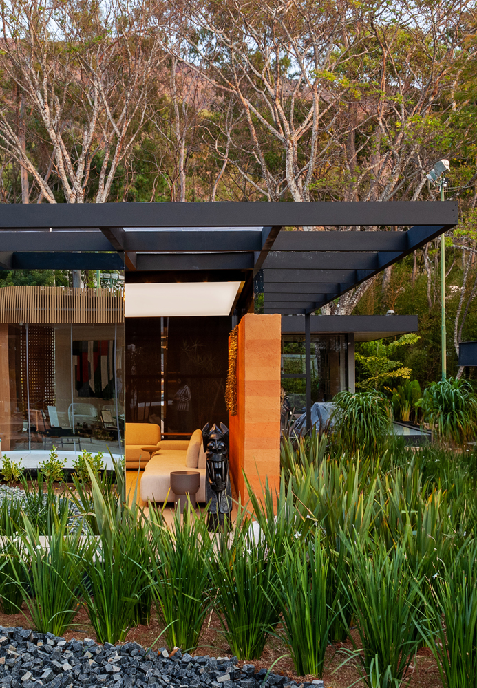 Espa&ccedil;o (COM)VIVER Assis Humberto e Marcus Vin&iacute;cius Studio Arquitet&ocirc;nico CASACOR Minas Gerais 2021 sala estar fachada jardim terroso aluminio sustentabilidade