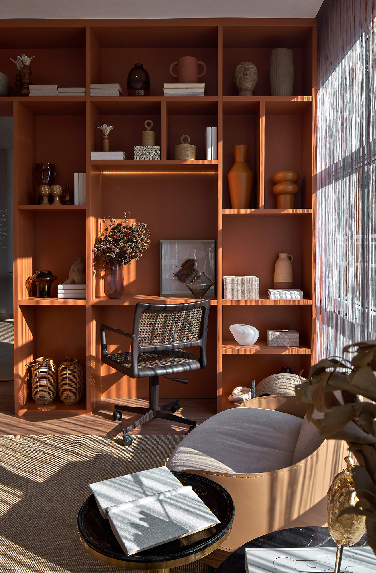 Su&iacute;te Master Os Brutos tamb&eacute;m amam Mara&uacute; Design CASACOR Minas Gerais 2021 quarto cama terra brutalismo pedra