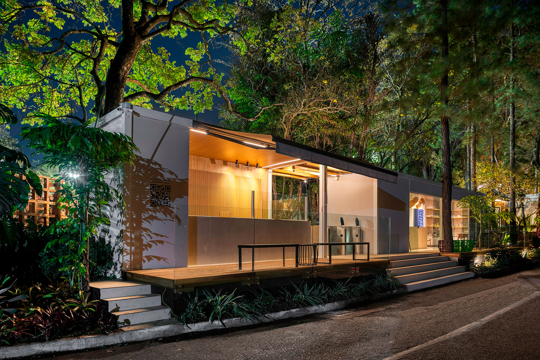 Pavilh&atilde;o de entrada loja Mels Brushes Andrea Pinto Coelho CASACOR Minas Gerais 2001 cont&ecirc;iner revestido madeira recep&ccedil;&atilde;o bilheteria decora&ccedil;&atilde;o