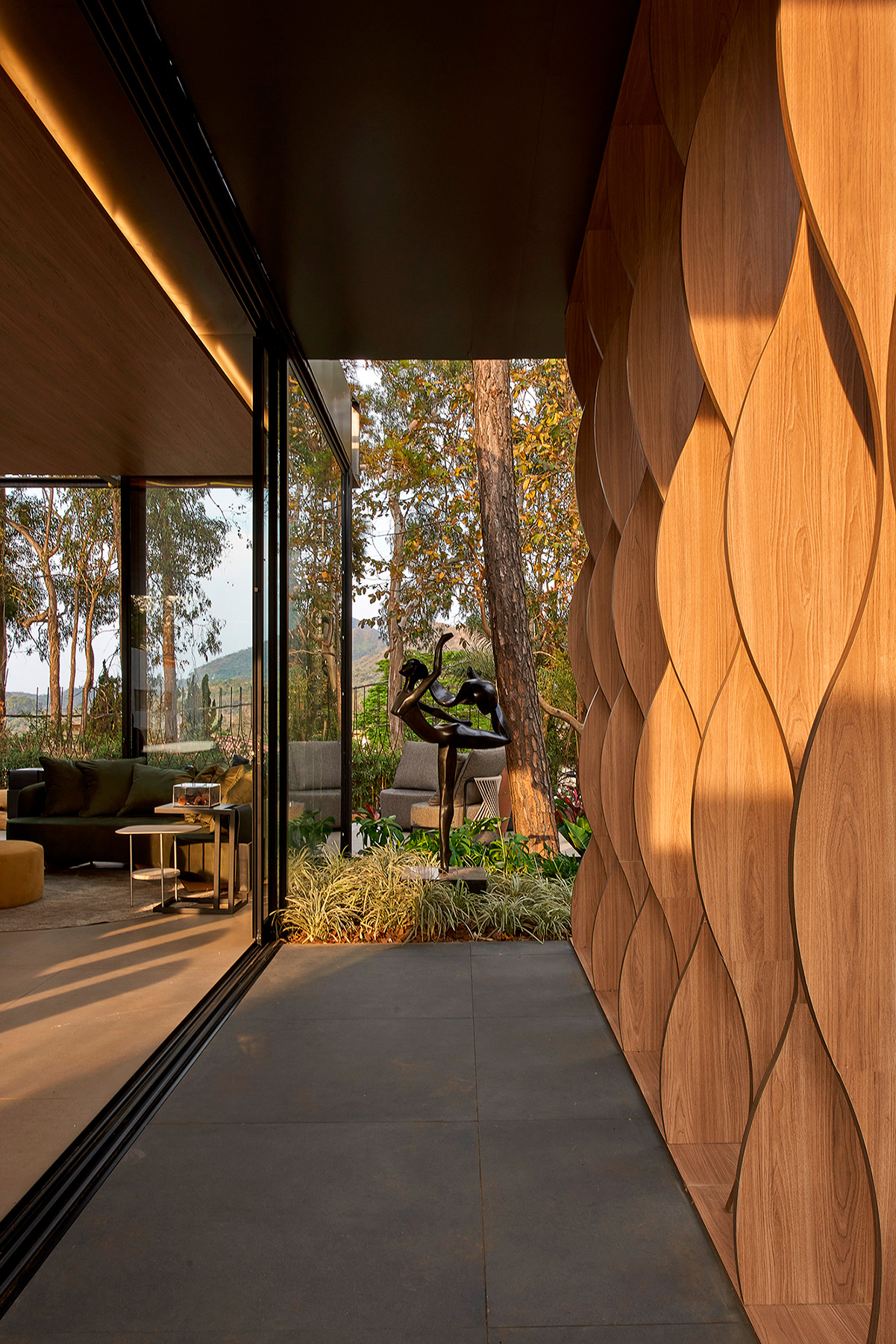 Escrit&oacute;rio da Diretora Criativa Luoda Arquitetura CASACOR Minas Gerais 2021 home office jardim mesa trabalho decora&ccedil;&atilde;o design