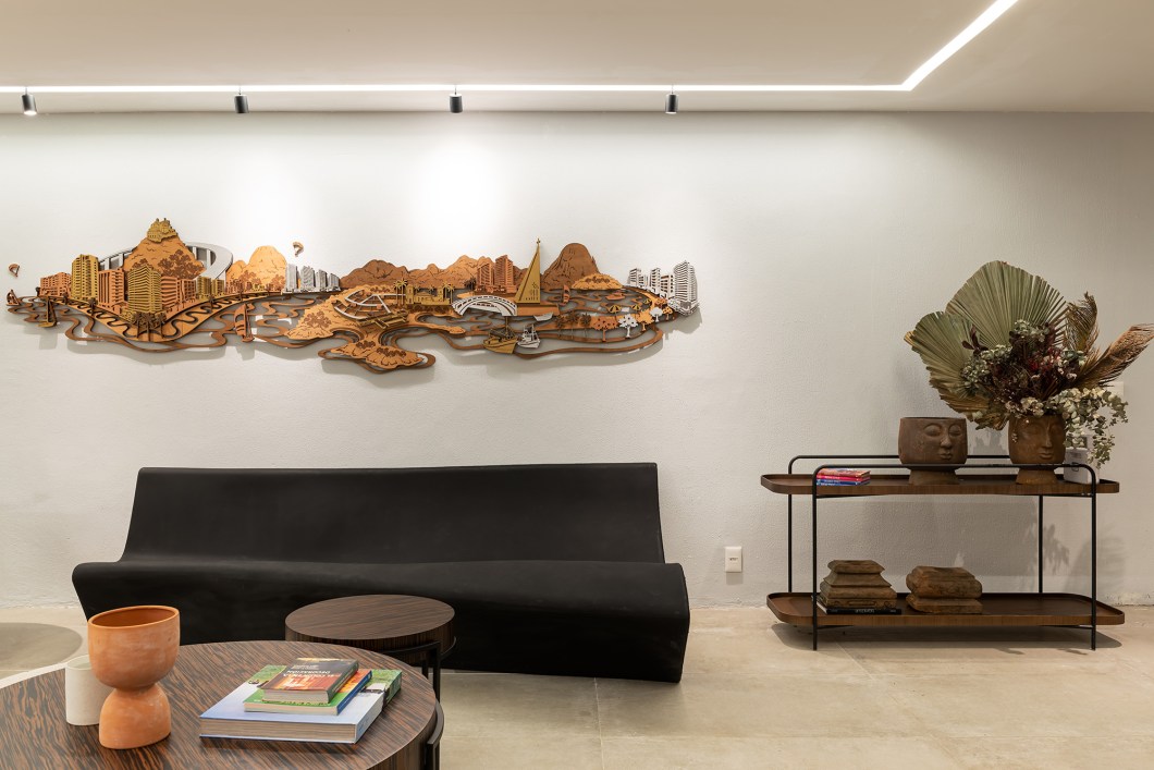 Gisele Rauta e Kátia Brant - Agence Immobilière. A área homenageia a corretora de imóveis de luxo Letícia Rody e traz um espaço onde a profissional pode receber clientes e parceiros para apresentar projetos exclusivos de seu acervo e as oportunidades desse mercado que cresceu bastante no último ano. São 66 m² de área coberta e 30 m² de deck, repletos de elementos da natureza que promovem o bem-estar. Revestimentos que trazem sensação de conforto e jardins internos criam aconchego. Gisele Rauta e Kátia Brant - Agence Immobilière. A área homenageia a corretora de imóveis de luxo Letícia Rody e traz um espaço onde a profissional pode receber clientes e parceiros para apresentar projetos exclusivos de seu acervo e as oportunidades desse mercado que cresceu bastante no último ano. São 66 m² de área coberta e 30 m² de deck, repletos de elementos da natureza que promovem o bem-estar. Revestimentos que trazem sensação de conforto e jardins internos criam aconchego.